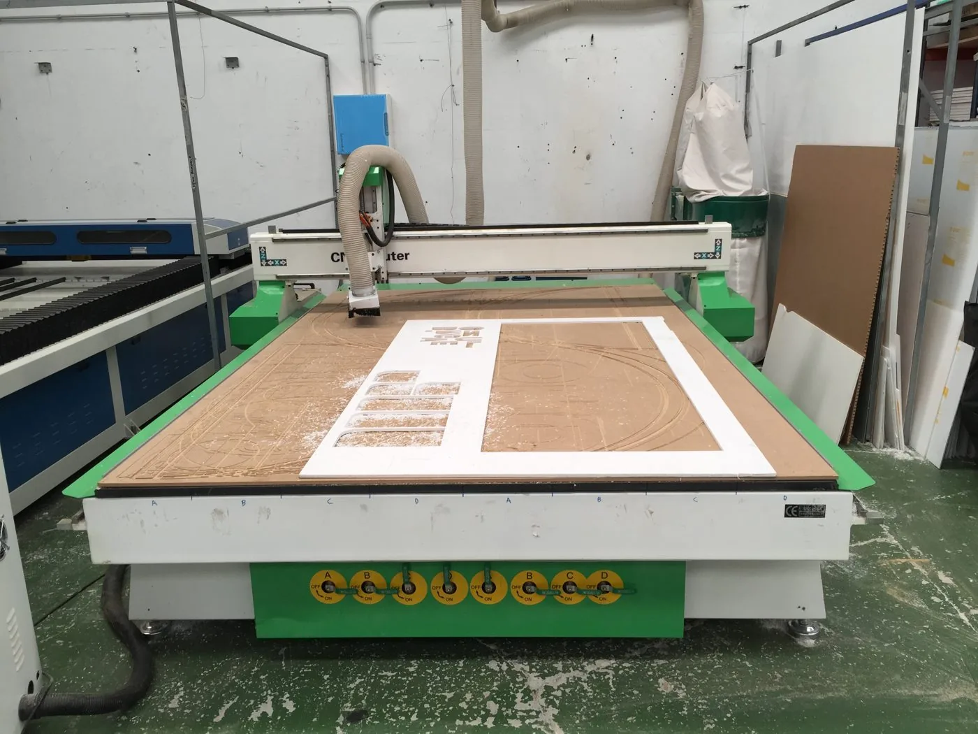 Fresadora CNC mecanizando una plancha de plástico a medida en Aliplas