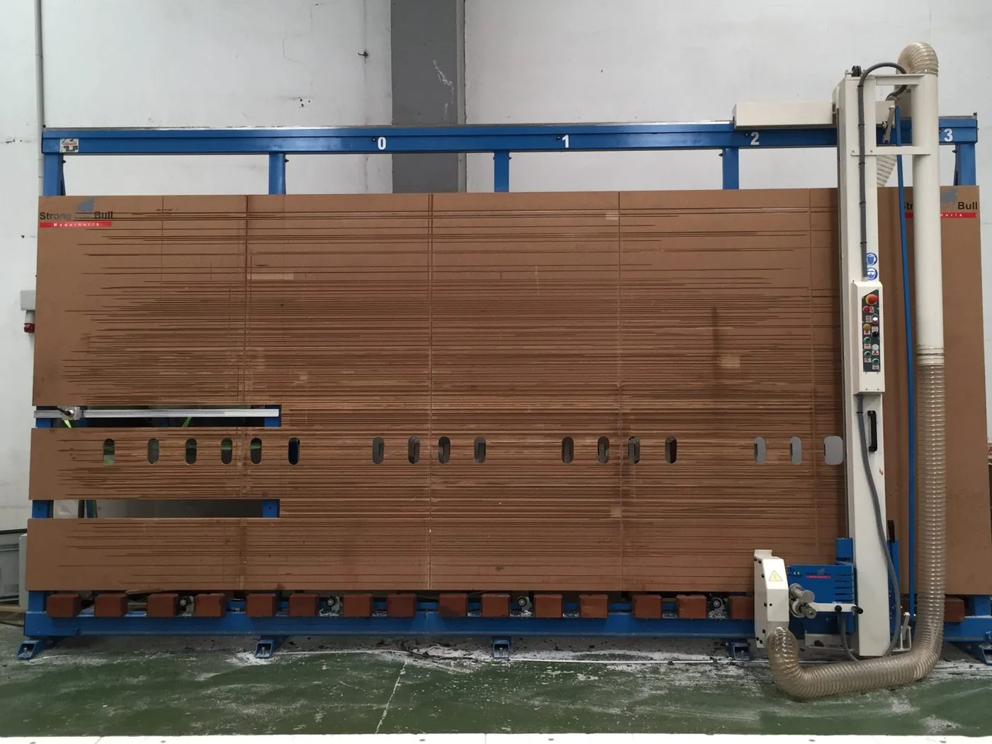Seccionadora vertical de gran formato para el corte de planchas en Aliplas