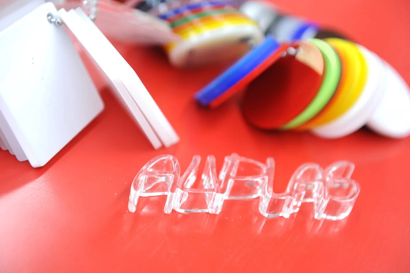 Letras y piezas de metacrilato cortadas a medida en distintos colores por Aliplas