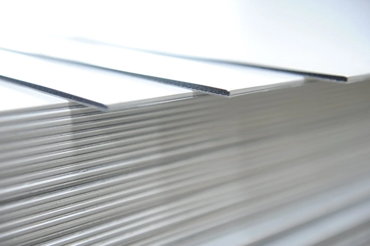 Planchas de materiales plásticos apiladas, listas para corte a medida en Aliplas