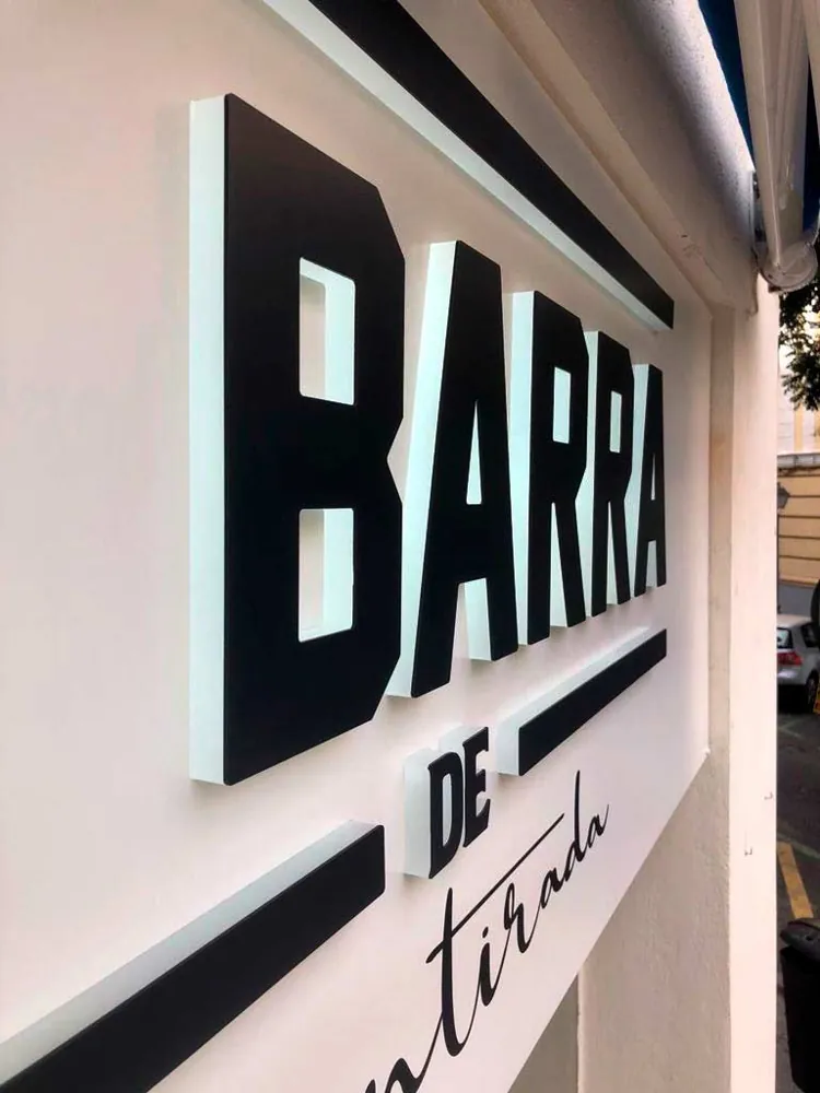 Bandejas caladas de chapa de aluminio para rótulos, con o sin iluminación